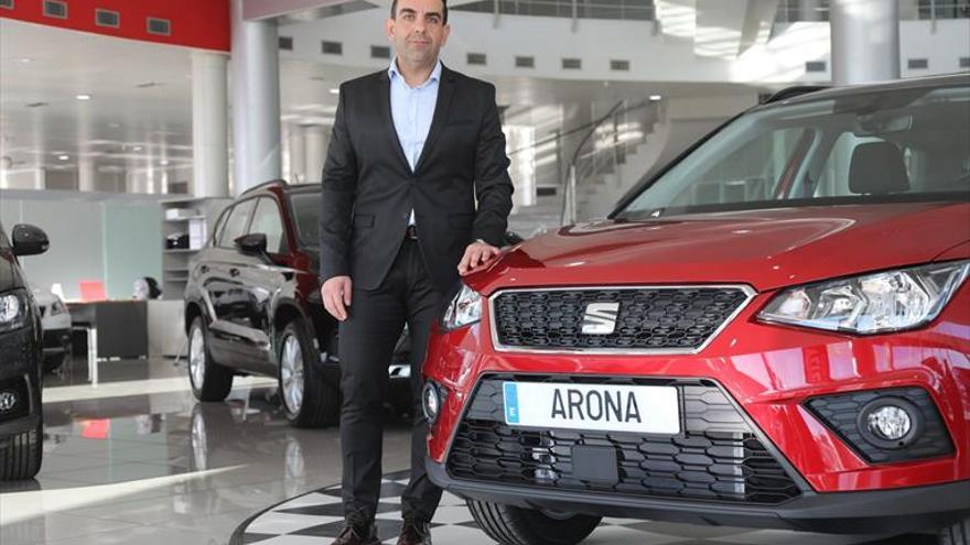 «En Seat ofrecemos una gama completa de modelos de GNC» FICHA COMERCIAL SEAT León 5 puertas 1.5 TGI DSG-7 FR 26.100 euros MOTOR Cuatro cilindros bifuel CILINDRADA 1.498 cc Potencia 130 CV a 5.000 rpm PAR MÁXIMO 200 Nm a 2.400 rpm TRACCIÓN Delantera TRANSMISIÓN Manual, 6 velocidades LONGITUD/BATALLA 4,28/2,64 m ANCHURA/ALTURA 1,82/1,46 m PESO 1.301 kg VELOCIDAD MÁXIMA 206 km/h CONSUMO MIXTO 3,6 l/100 kms EMISIONES 95 g/km de CO2