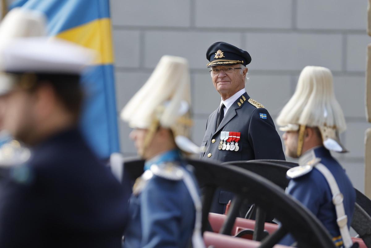 El rey Carlos XVI Gustavo asiste al cambio de la guardia en el patio del Palacio Real de Estocolmo durante las celebraciones de su 50 años de reinado. El rey Carlos XVI Gustavo asiste al cambio de la guardia en el patio del Palacio Real de Estocolmo durante las celebraciones de su 50 años de reinado.