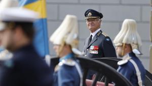 El rey Carlos XVI Gustavo asiste al cambio de la guardia en el patio del Palacio Real de Estocolmo durante las celebraciones de su 50 años de reinado. 