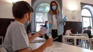 Un alumno con mascarilla para protegerse del coronavirus, durante un examen de las pruebas EVAU.