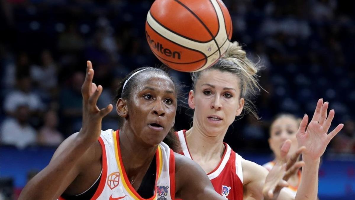 Astou Ndour, en acción, ante Beliakova, en el partido de cuartos de final.