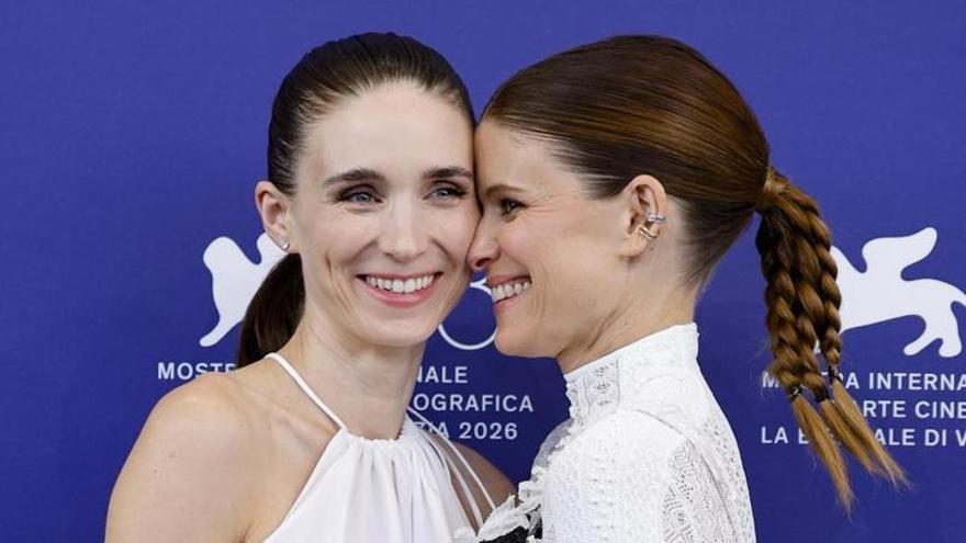 Juntas y al unísono: Kate y Rooney Mara sorprenden en Venecia como hermanas simbióticas