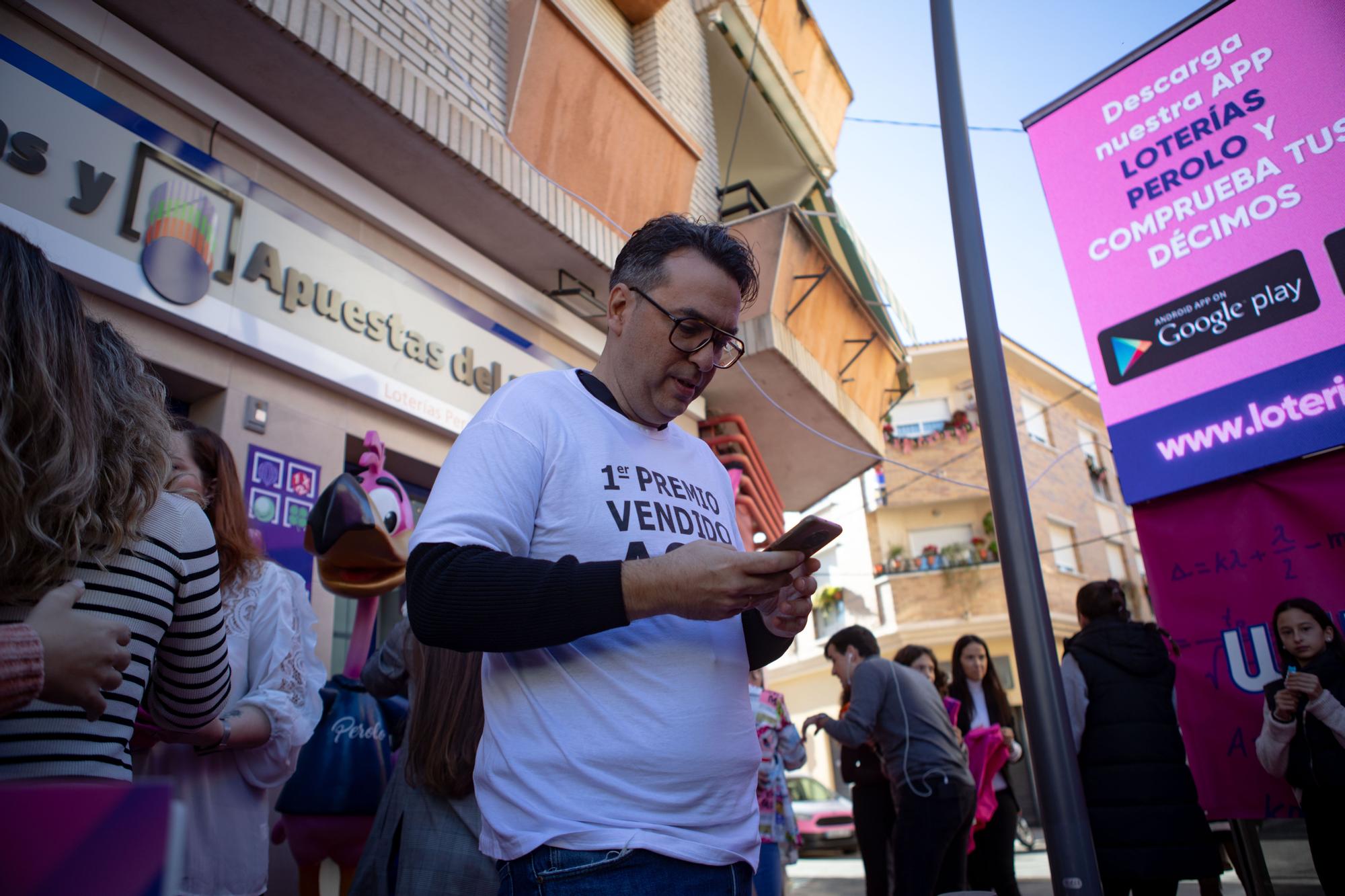 Así han celebrado repartir el Gordo en el Perolo