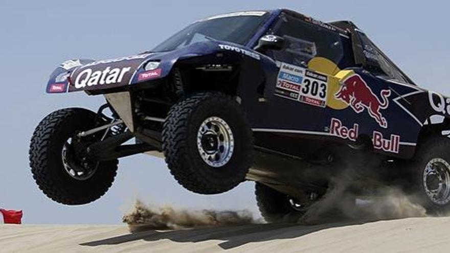 Carlos Sainz lidera el Dakar tras reclamar y ganar la etapa