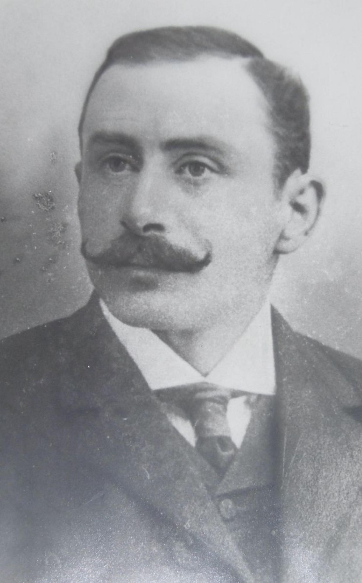 Francesc Costa Torres, capità de la marina mercant i pràctic del port d’Eivissa, des de 1913. Fou l’impulsor del Club Nàutic i el primer president. 