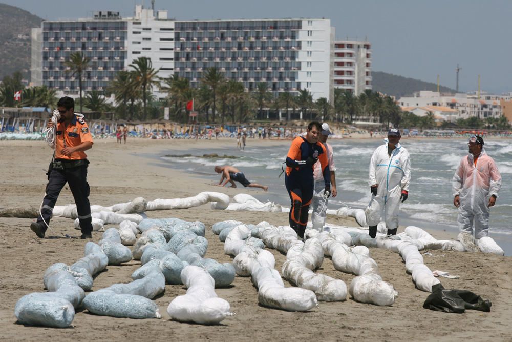 Barreras de contención en Platja d'en Bossa.