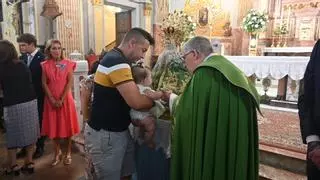 Decenas de castellonenses pasan bajo el manto de la Virgen de Lledó para pedir su protección
