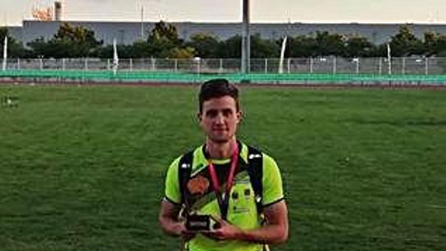 Mauro Triana, en el podio de Castellón con la medalla y el trofeo de campeón de Europa de clubes.