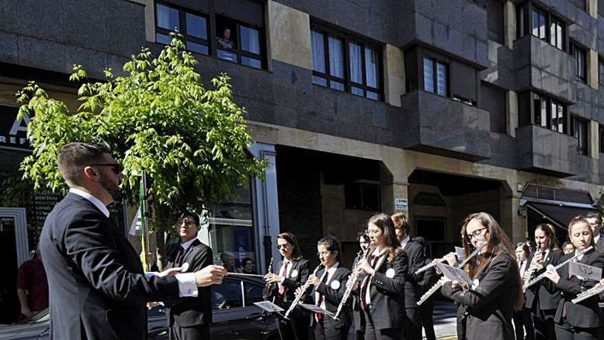 Antonio Cánovas, dirigiendo a la joven banda del Ateneo Musical durante un desfile por las calles de Mieres. 


   