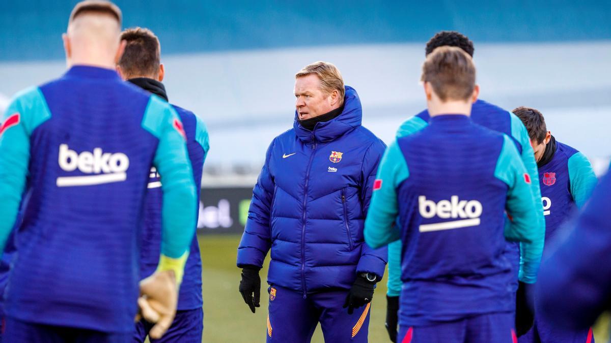 Ronald Koeman habla a la plantilla antes del entrenamiento de Córdoba.