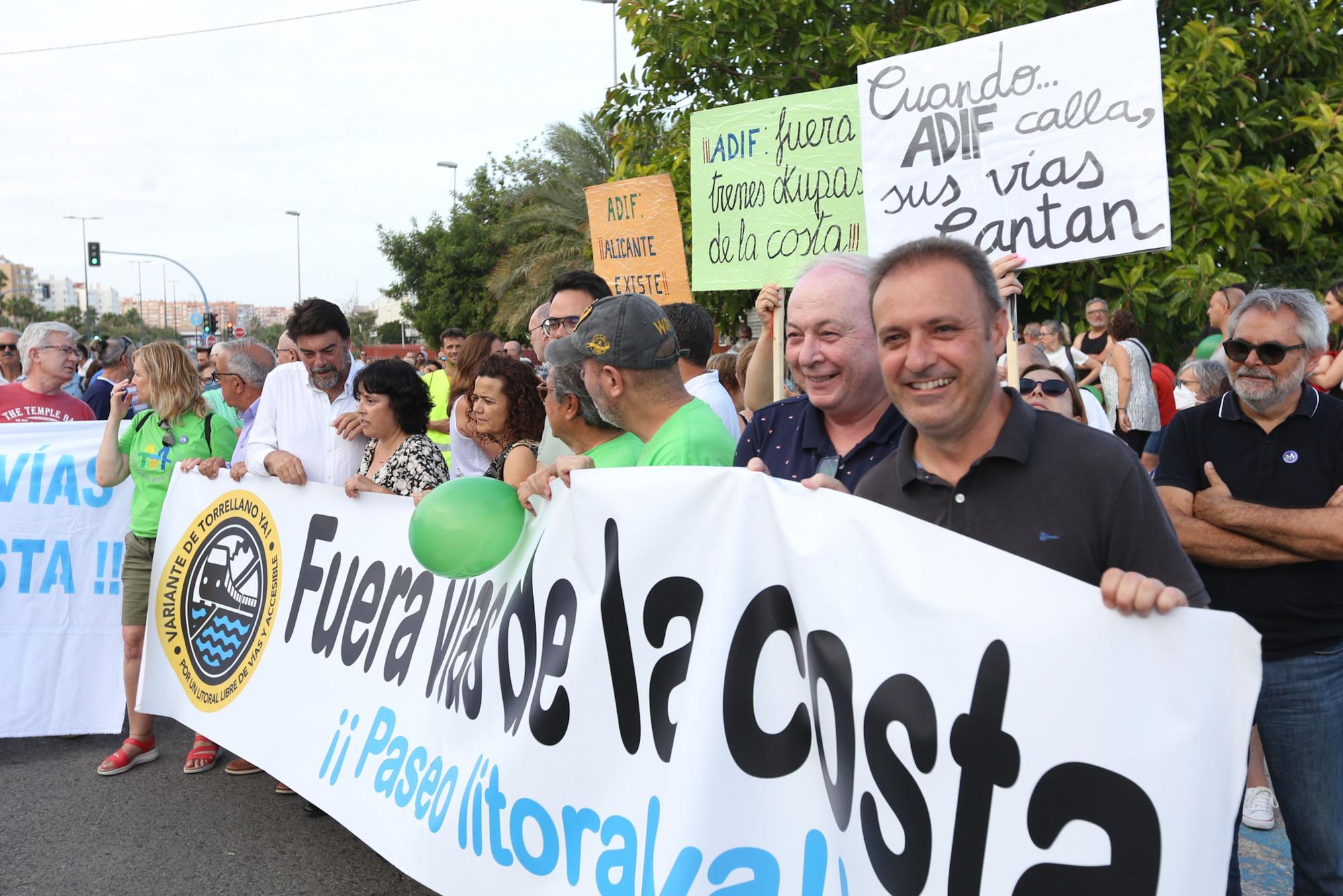 Vecinos del sur de Alicante exigen la retirada de las vías del tren de la primera línea del mar en San Gabriel