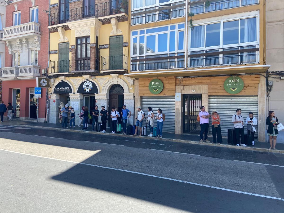 Las paradas de taxi se llenaron ante la imposibilidad de poder solicitar Vehículos de Transporte con Conductor (VTC).