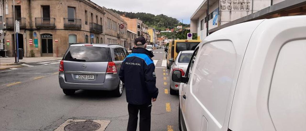 Un agente de la Policía Local de Bueu, ayer, en la Avenida Montero Ríos. |   // FDV