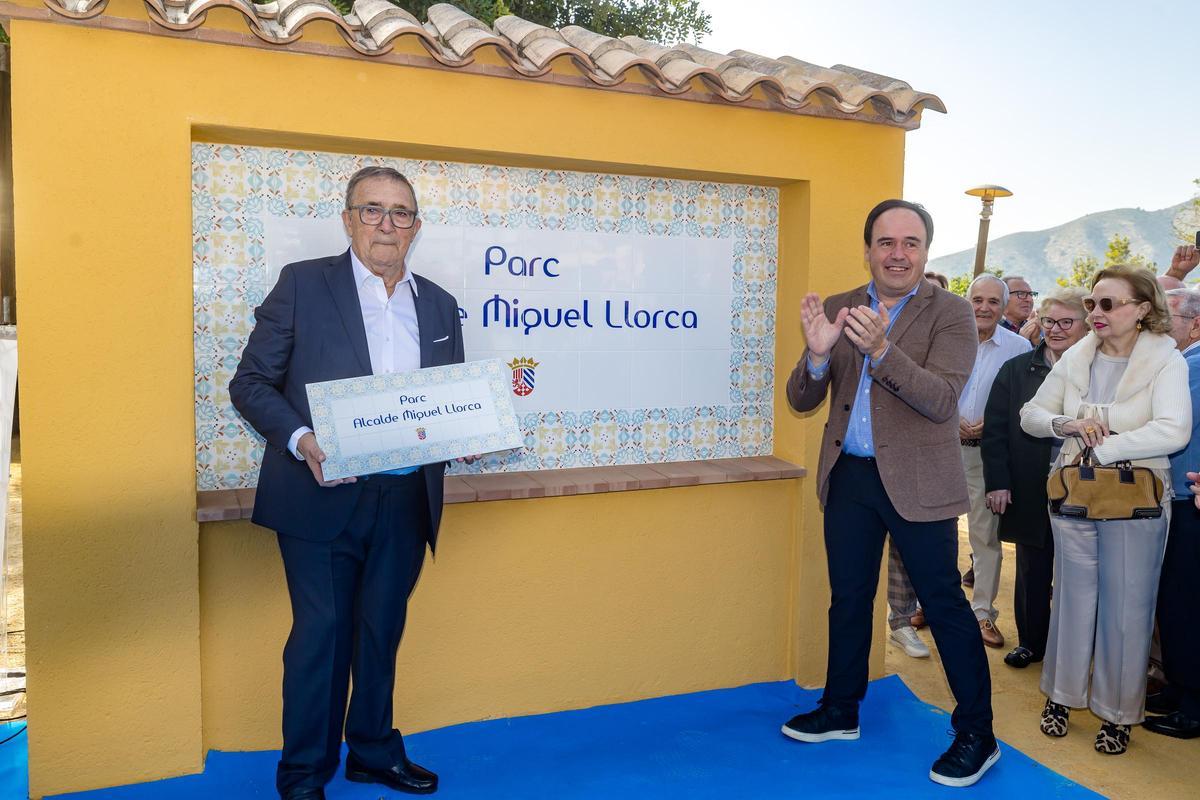 Finestrat (PP) ha ido más allá de las siglas políticas al renombrar el  "Parc de la Mà" como Parque Miguel Llorca