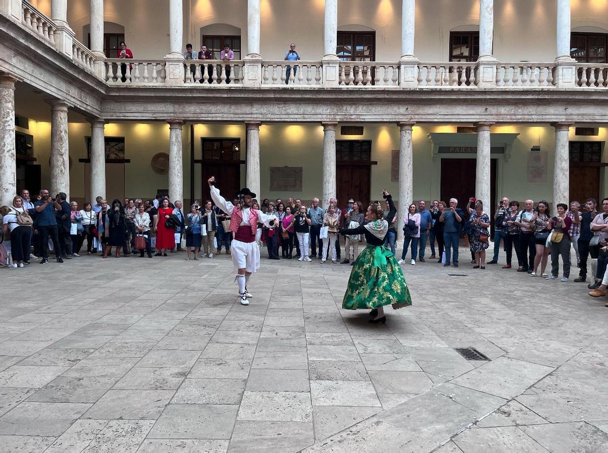 Les Folies de Carcaixent danzan en la Nau.