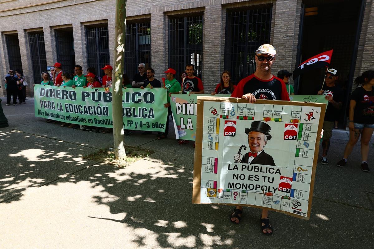 Protesta sindical ante el Pignatelli el día de la educación aragonesa. Protesta sindical ante el Pignatelli el día de la educación aragonesa.