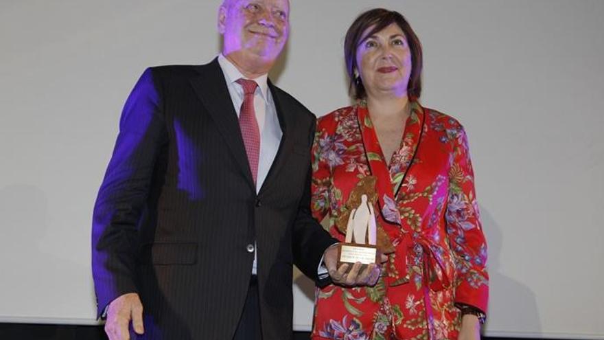El Dr. Francisco Ivorra recoge el galardón en la gala celebrada en el Colegio de Médicos de Alicante