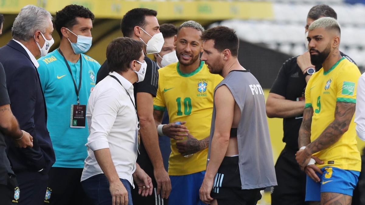 Los futbolistas de Brasil y Argentina, tras la interrupción del partido.