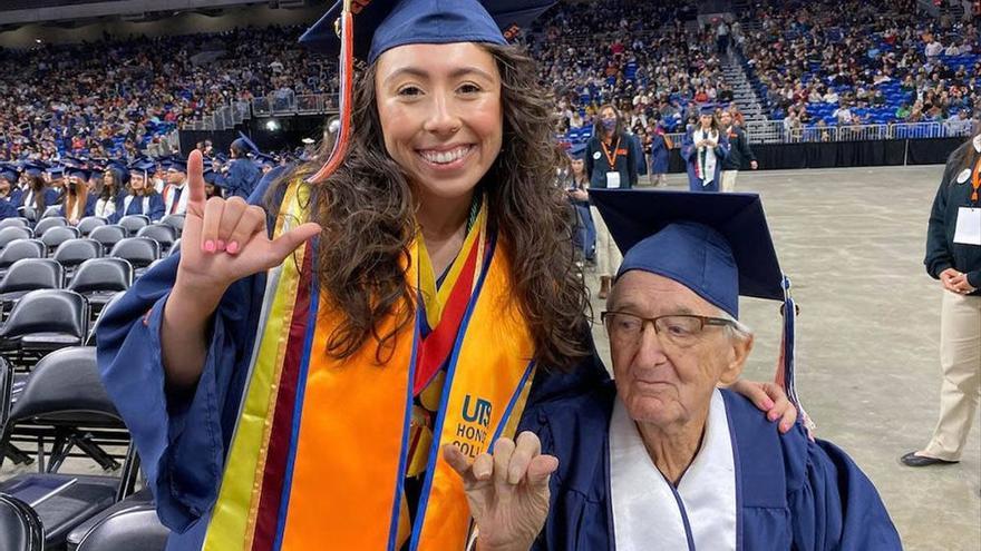 Una joven de 23 años se gradúa junto a su abuelo de 88 en la universidad