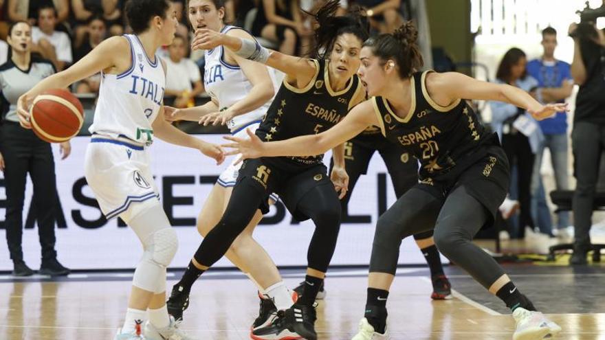 Cristina Oubiña y Paula Ginzo presionan a la base italiana durante el partido de ayer. // RICARDO GROBAS