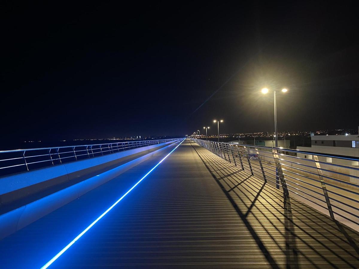 Aspecto nocturno del paseo del Dique de Levante