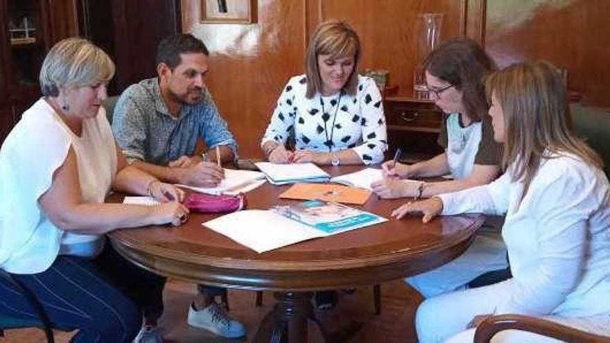 Rivas, en el centro, ayer en la reunión con representantes de Unicef.