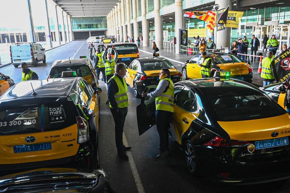 Protesta de taxis en el aeropuerto de Barcelona