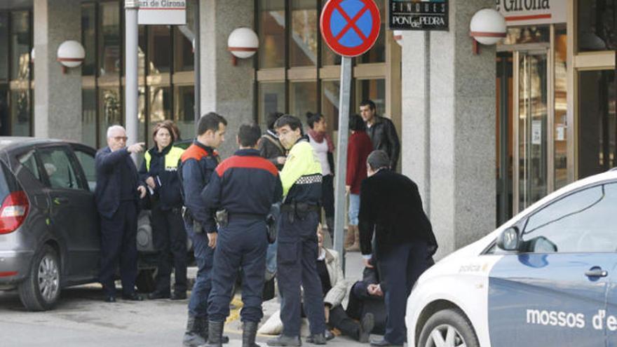 Un cotxe atropella una dona al passeig General Mendoza