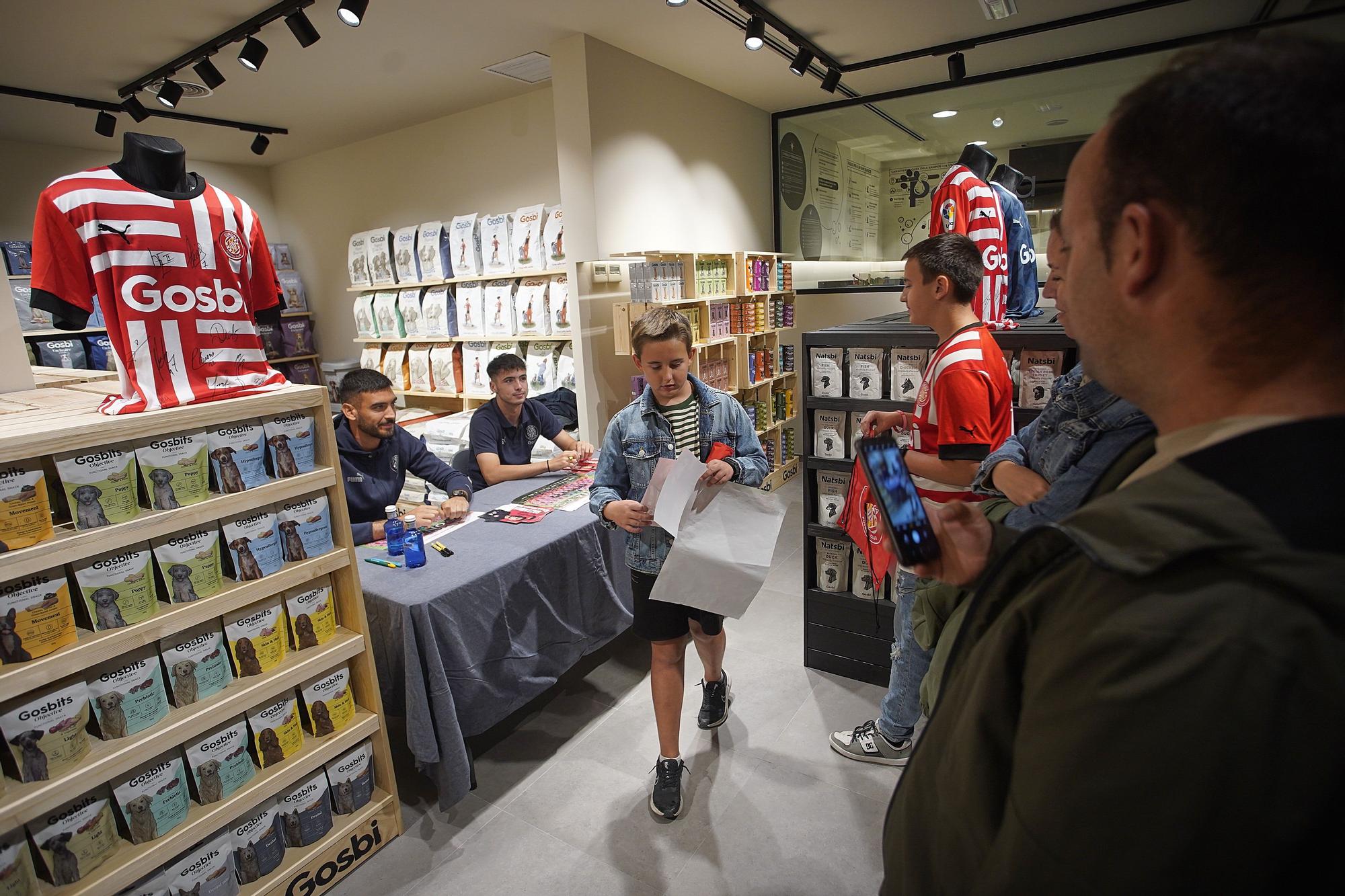 Comunió entre jugadors i aficionats a la nova botiga Gosbi de Girona