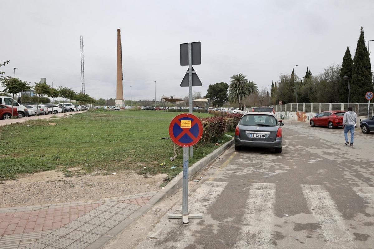 Señal de prohibido estacionar en la zona en la que se construirá el Parque Metropolitano Oeste de Murcia.