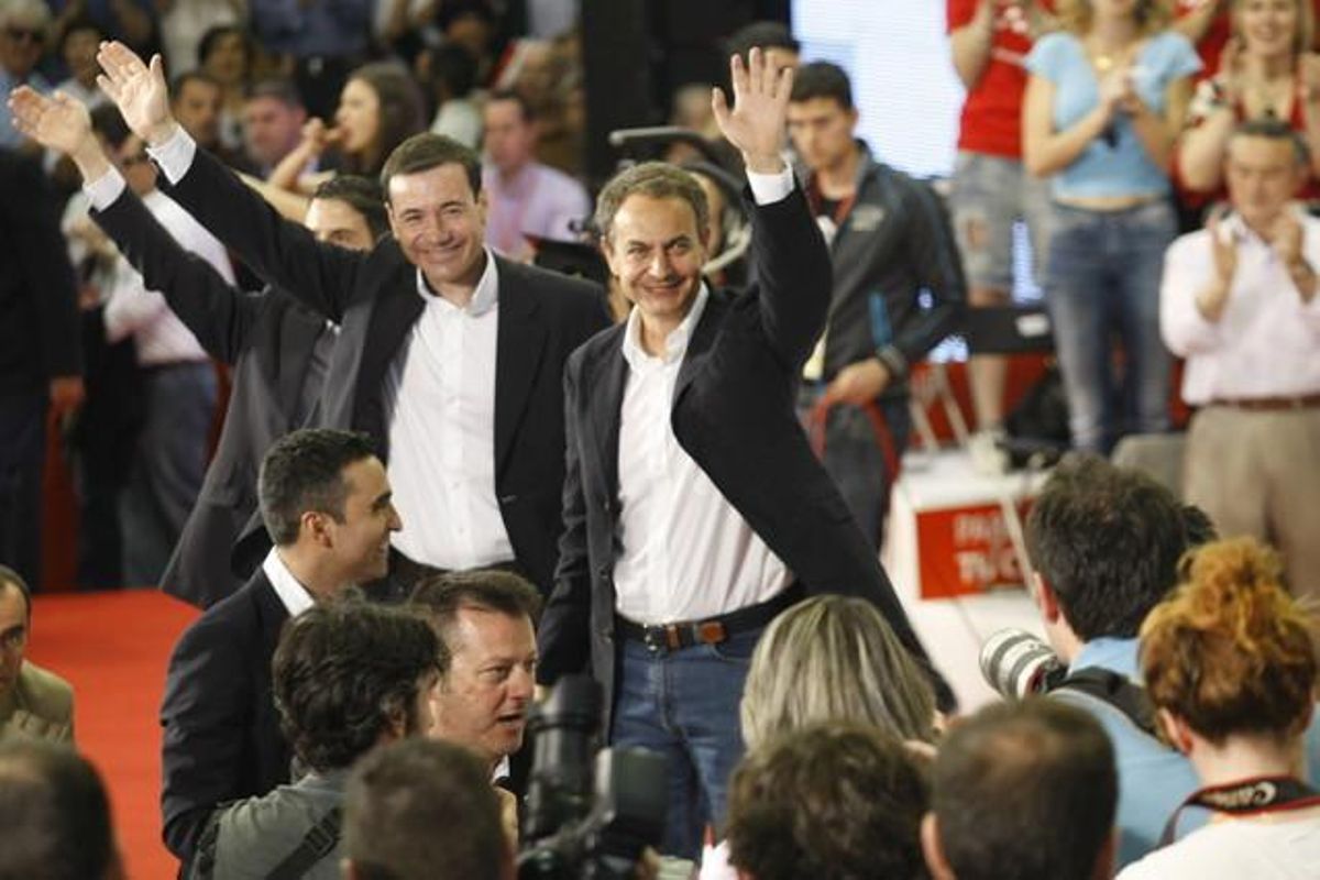 José Luis Rodríguez Zapatero i el candidat del PSOE a la presidència de la Comunitat de Madrid, Tomás Gómez, saluden en el míting de precampanya celebrat a Alcalá de Henares. José Luis Rodríguez Zapatero i el candidat del PSOE a la presidència de la Comunitat de Madrid, Tomás Gómez, saluden en el míting de precampanya celebrat a Alcalá de Henares.