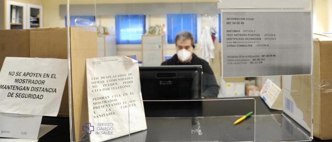 Mostrador de un centro de salud durante la pandemia. / BERNABÉ/ J. LALÍN