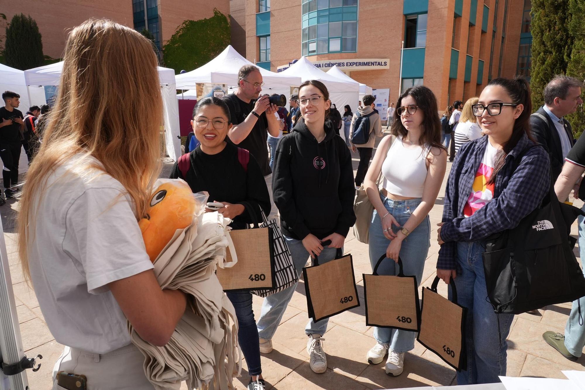 Más de mil universitarios aspiran a un empleo en la industria 5.0 de Castellón. Así ha sido la Feria de Empresas de la UJI.