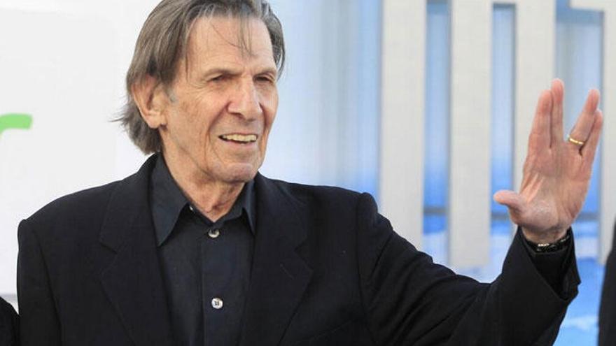 Leonard Nimoy realiza su saludo característico