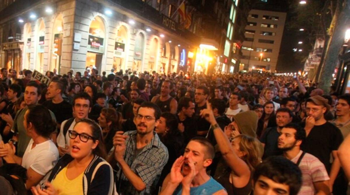 El moviment 15-M anuncia una querella col·lectiva contra Puig pels fets del 27 de maig a la plaça de Catalunya.