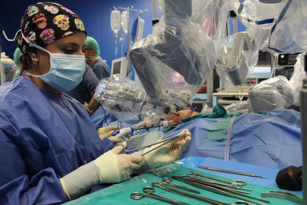 El robot Da Vinci en la primera cirugía en el Hospital General