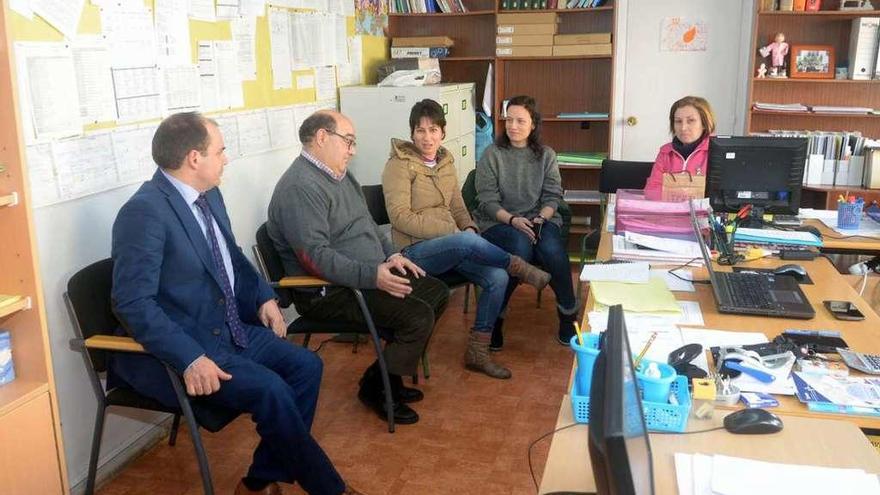 Una reciente reunión entre el delegado territorial de Educación y la ANPA del colegio. // Noé Parga