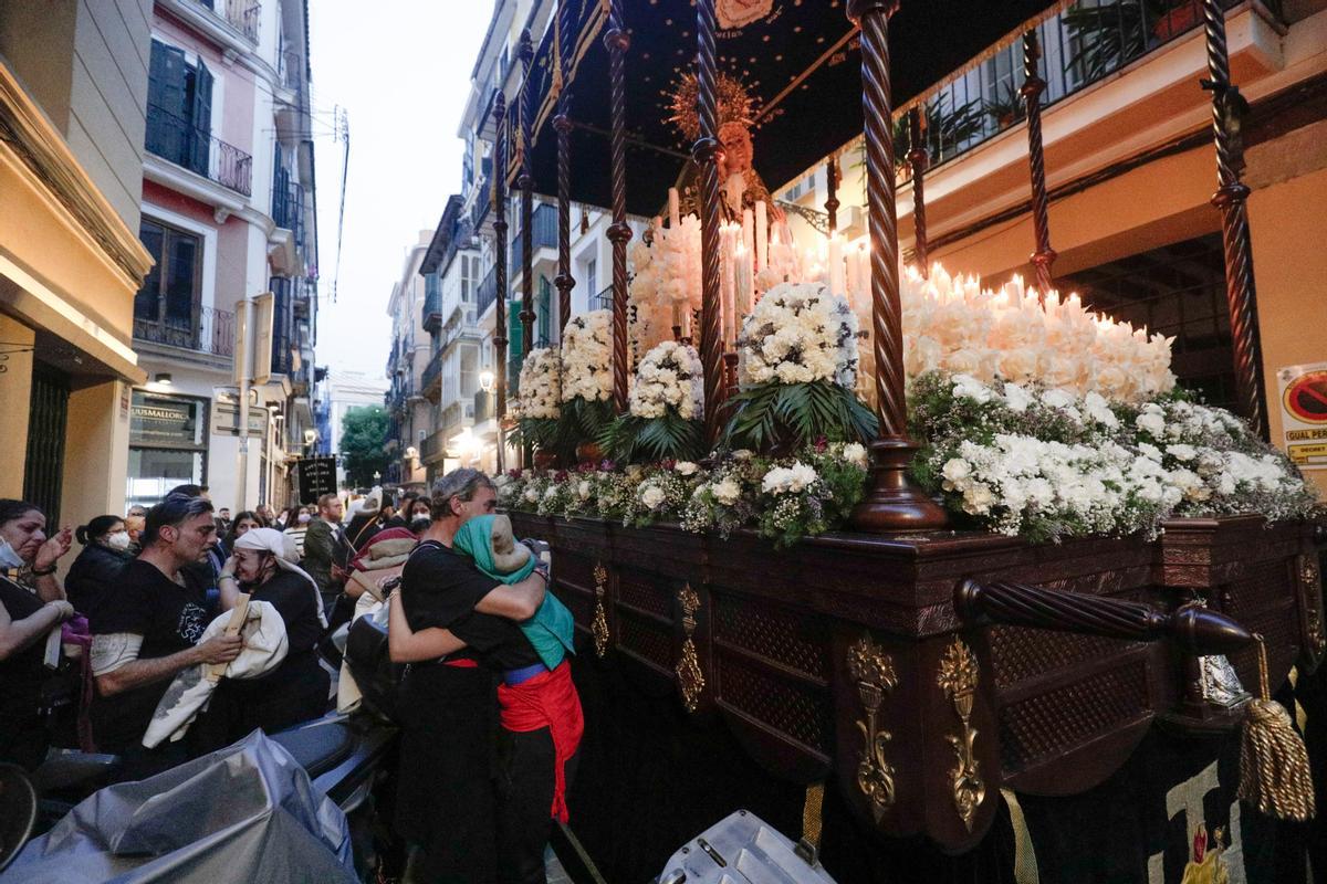 Träger des Heiligenstandbilds Virgen de la Angustia stehen weinend neben der Statue, nachdem sie abbrechen mussten.