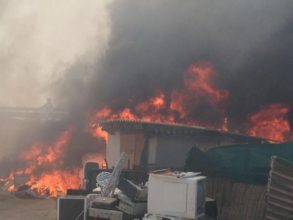 Incendio en una parcela llena de basura en Guardamar
