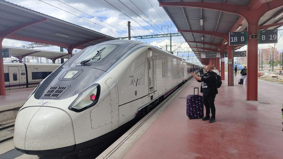Viajero ante un tren Avril en el AVE inaugural a Madrid el 21 de mayo de 2024. |  V. Currás