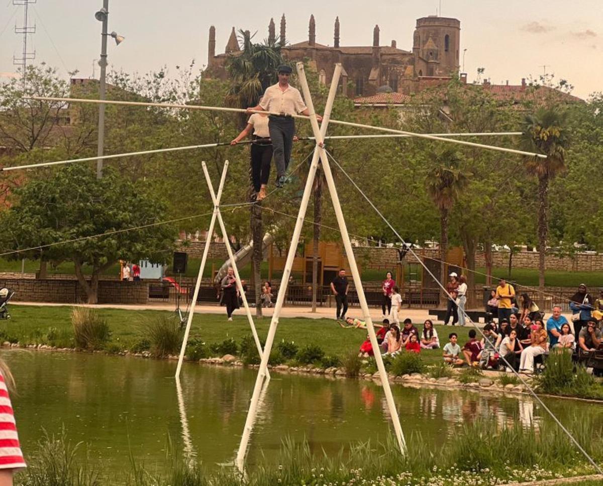 Dos artistas caminan sobre las aguas en Huesca.