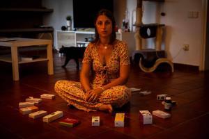 Ana Bassols, afectada por endometriosis, rodeada de fármacos.