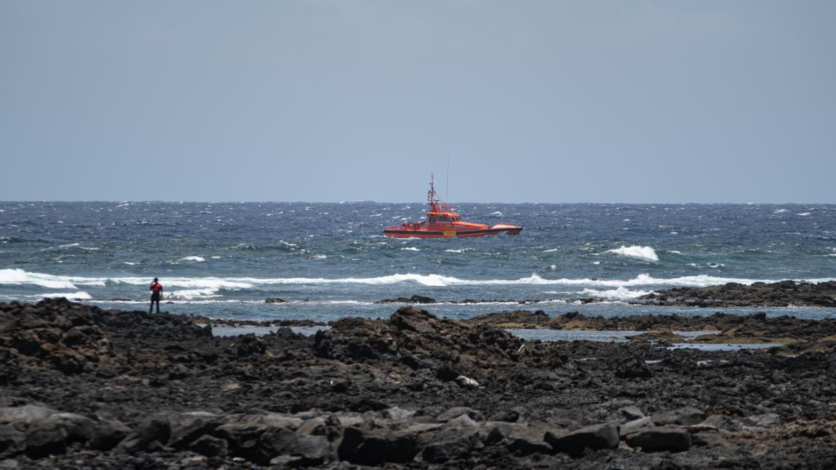 Una embarcación de Salvamento Marítimo rastreando una zona de la costa.