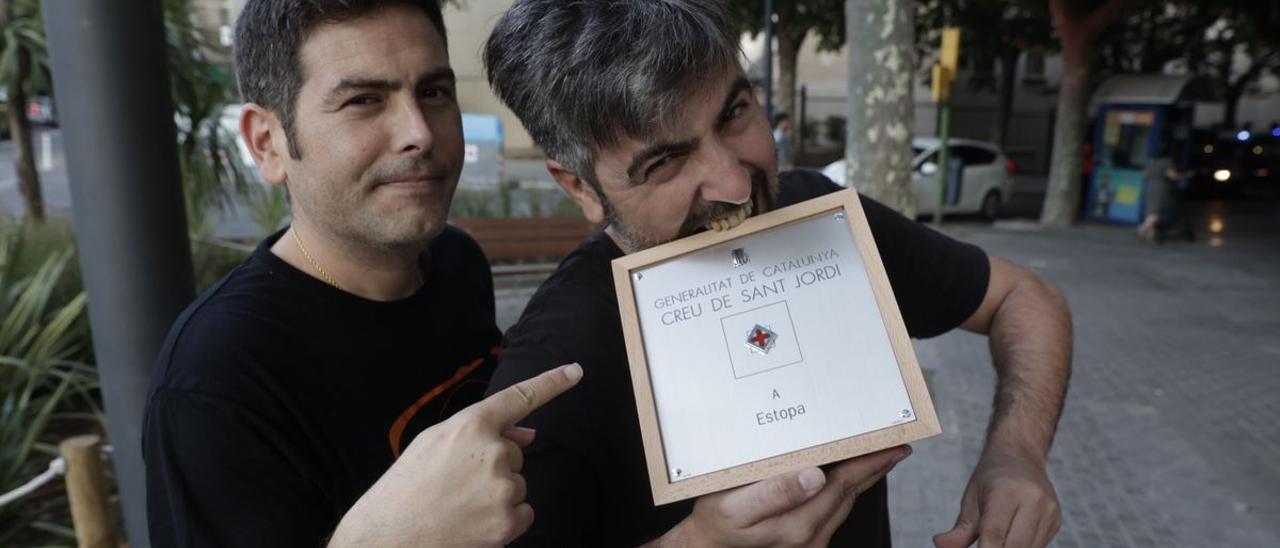 Jose y David Muñoz (Estopa) posan con la Cruz de Sant Jordi.