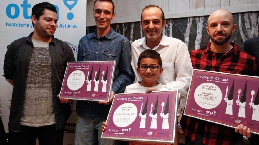 De izquierda a derecha, Rubén Rosón, Édgar de Miguel, Jesús Fernández, con el niño Pedro Alberto Cortina, y Fran Piñera, ayer, con los diplomas que los acreditan como ganadores.