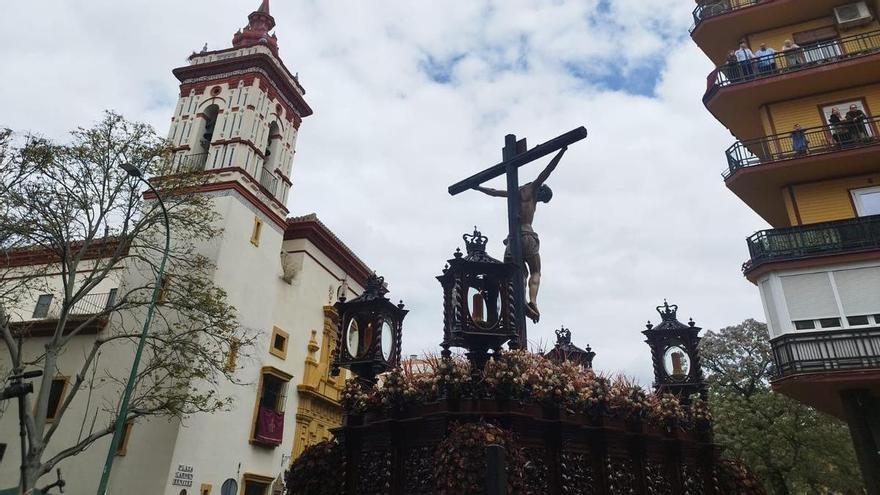 VÍDEO | Primera revirá del Cristo de la Fundación tras su salida del templo. Ya encara la calle Recaredo en dirección a San Esteban