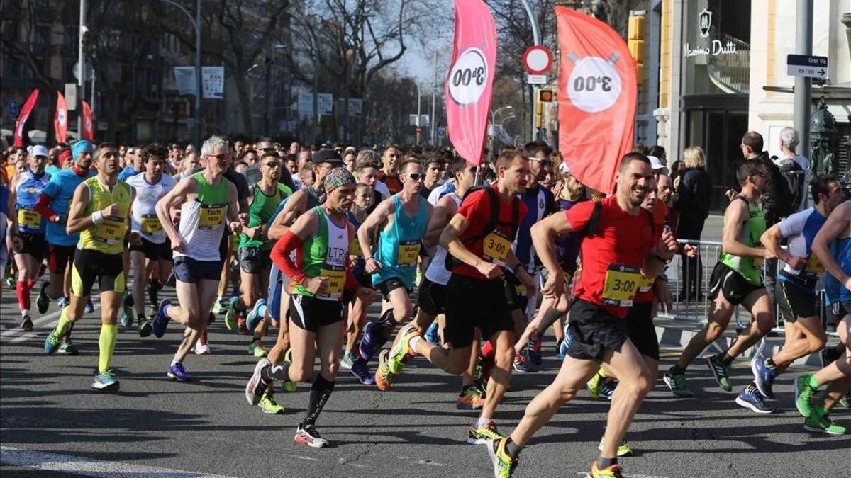 Maratonianos siguen la estela de la 'liebre' de las tres horas, en Barcelona