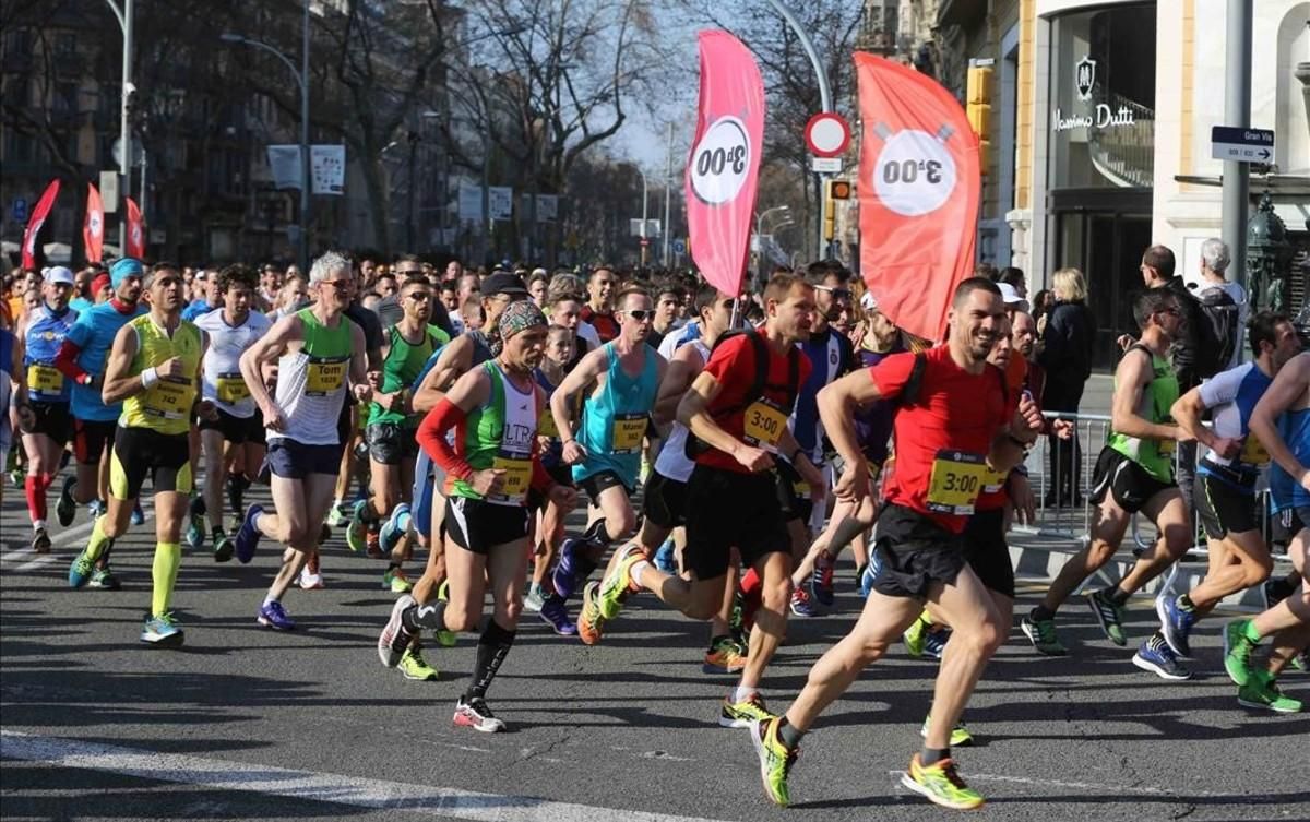 Maratonians segueixen l’estela de la llebre de les tres hores, a Barcelona.