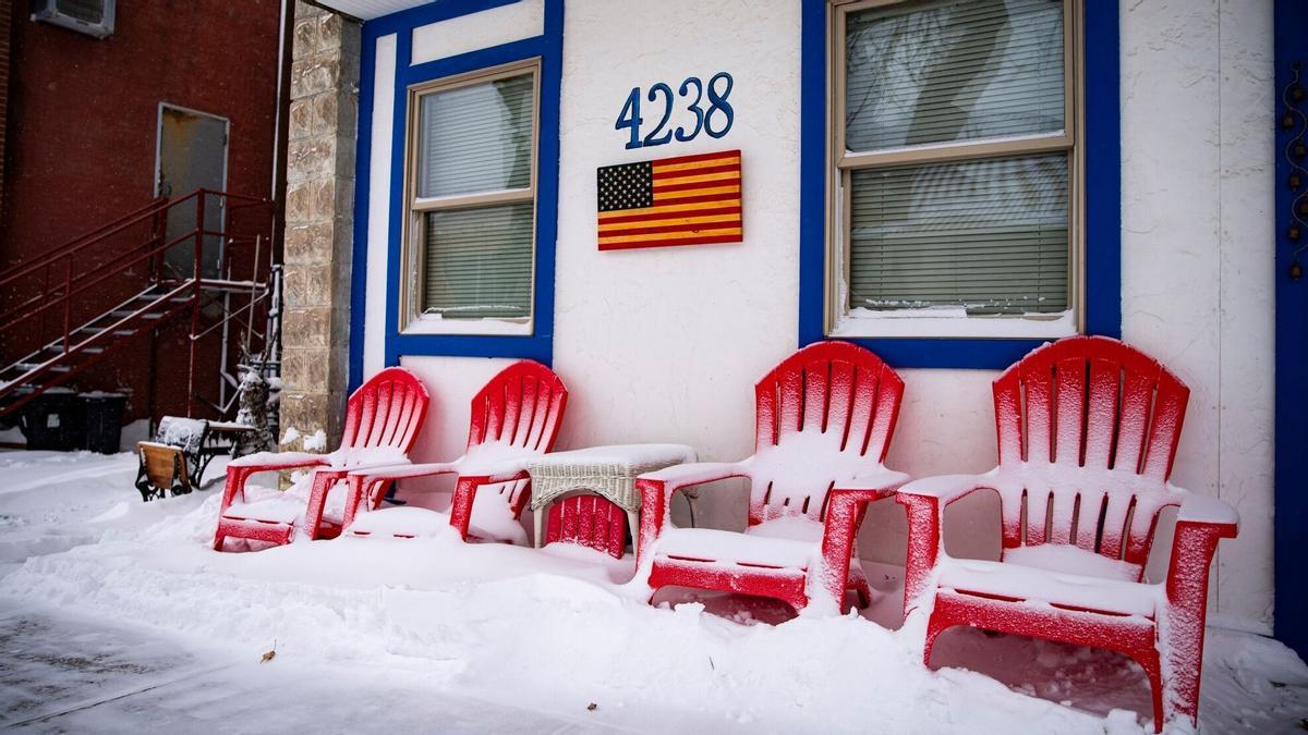 Sillas cubiertas de nieve antes del Caucus de Iowa en Elk Horn, Iowa