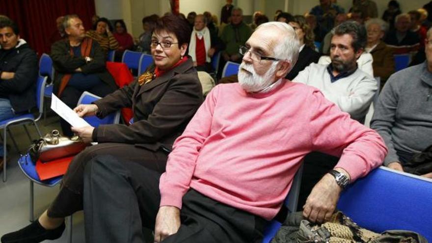 Marita Carratalá y Pepe Varó, durante la asamblea socialista del pasado sábado.